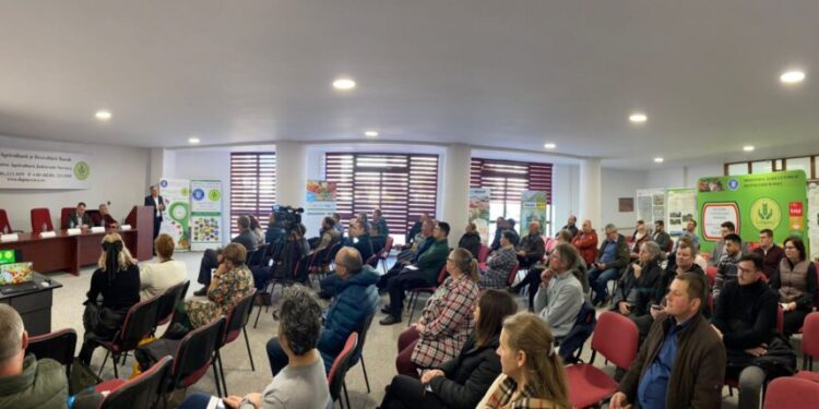 Legumicultori suceveni, patru ore ”lipiți de scaune”, pentru a-l asculta pe cercetătorul Costel Vînătoru, directorul Băncii de Resurse Genetice Buzău