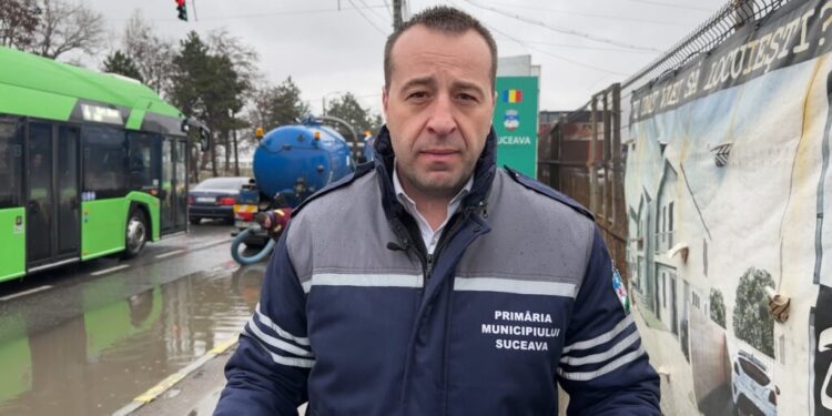 ACET-ul, amendat în mai multe rînduri, pentru că nu desfundă canalizarea de pe bulevardul principal. Viceprimarul Harșovschi: ”Am vorbit în termeni foarte duri cu cei de la ACET și dacă vor înțelege bine, dacă nu vom scrie amenzi pînă se vor apuca de treabă”  (Foto)