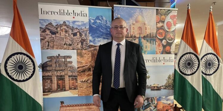 Vasile Cărare, primarul orașului Milișăuți, președinte interimar al Organizației Județene a USR Suceava. Deputatul Emanuel Ungureanu a fost numit președinte interimar la Organizația Municipală Suceava a USR