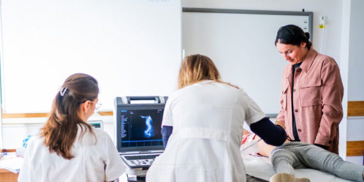 „Caravana Medicală”, un proiect al Arhiepiscopiei Sucevei și Rădăuților, a trecut pe la Grănicești, unde a evaluat starea de sănătate a 120 de copii