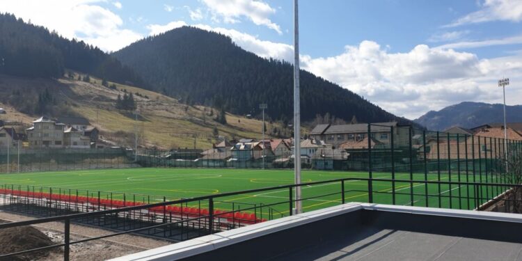 Cîmpulung Moldovenesc. Terenul de fotbal de dimensiuni omologate de UEFA cu nocturnă și tribune cu 500 de locuri va fi inaugurat la vară