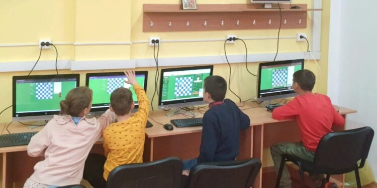 20 de calculatoare, pentru copiii și tinerii din cadrul Serviciului de Asistență Maternală din cadrul D.G.A.S.P.C. Suceava