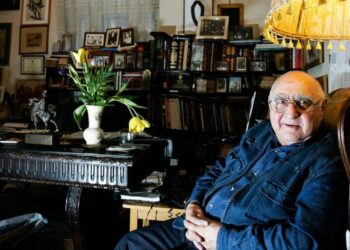 Președintele Societății Scriitorilor Bucovineni, Alexandru Ovidiu Vintilă, la moartea lui Dinu Săraru:  ”A căutat întotdeauna să se lanseze într-o introspecție asupra societății românești, de care a fost preocupat”