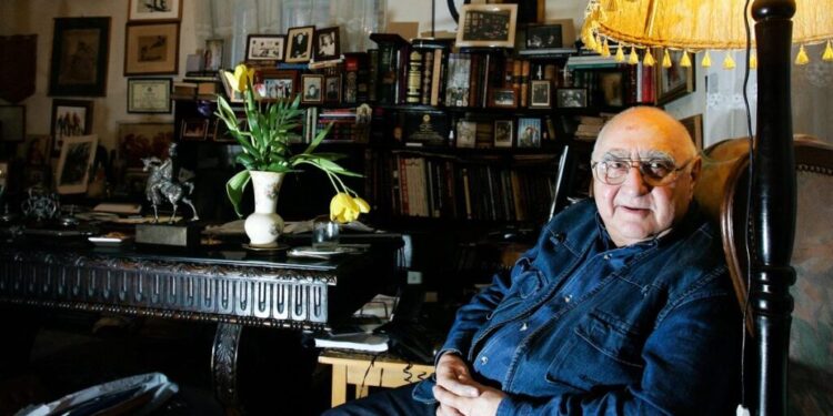Președintele Societății Scriitorilor Bucovineni, Alexandru Ovidiu Vintilă, la moartea lui Dinu Săraru:  ”A căutat întotdeauna să se lanseze într-o introspecție asupra societății românești, de care a fost preocupat”