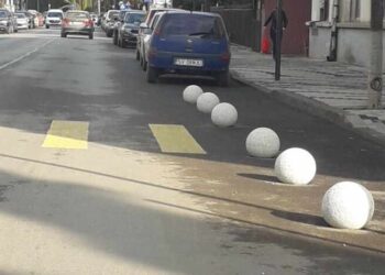 Pe marginea străzilor din Vatra Dornei, în apropierea trecerilor de pietoni, s-au montat sfere din ciment, pentru ca șoferii să nu parcheze mașinile pe trecerile de pietoni ori pe borduri
