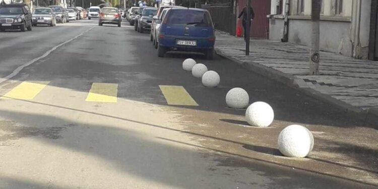 Pe marginea străzilor din Vatra Dornei, în apropierea trecerilor de pietoni, s-au montat sfere din ciment, pentru ca șoferii să nu parcheze mașinile pe trecerile de pietoni ori pe borduri