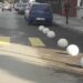 Pe marginea străzilor din Vatra Dornei, în apropierea trecerilor de pietoni, s-au montat sfere din ciment, pentru ca șoferii să nu parcheze mașinile pe trecerile de pietoni ori pe borduri