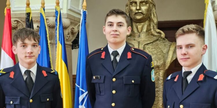 Elevii Robert Cîrstinariu, Alexandru Murgoci și Alexandru-Sergio Gorcea, de la Colegiul Militar din Cîmpulung Moldovenesc, calificați la faza națională a Olimpiadei de Fizică