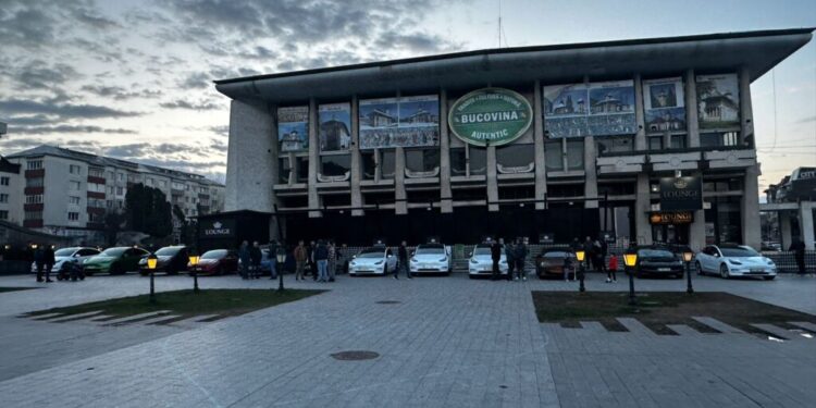 Critici la adresa municipalității sucevene, pentru că posesorii de mașini electrice alimentează gratuit și pentru că a fost parteneră la organizarea unei expoziții de mașini ”Tesla” în centrul orașului