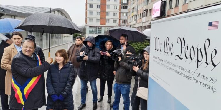 Ambasadoarea SUA la București, Kathleen Kavalec, pe ploaie, în centrul Sucevei, protejată de umbrela ținută de Gheorghe Flutur, la vizitarea expoziției ”Noi, Poporul”. La Muzeul de Istorie, ambasadoarea SUA a fost așteptată de mai multe oficialități locale. Ambasadoarea: Este o onoare și o plăcere să mă aflu la Suceava (Foto)