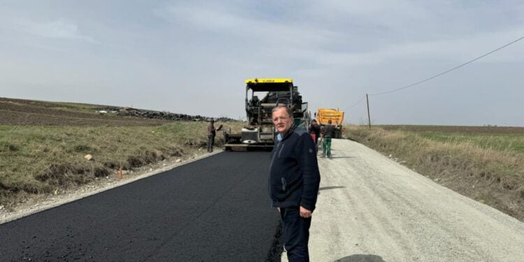 Lucrări de asfaltare la Vîlcele și Ipotești. Vor începe asfaltările și la Bosanci și Udești. Gheorghe Flutur: Mă bucur că vremea ne permite și le-am cerut constructorilor să lucreze zi lumină
