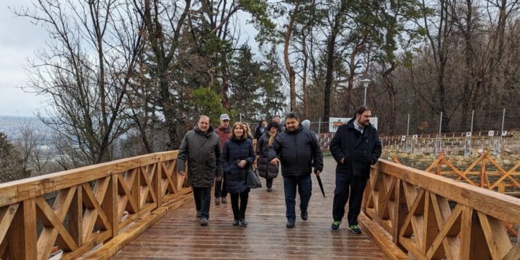 Ambasadoarea SUA, în vizită la Cetatea de Scaun a Sucevei și la Muzeul Satului Bucovinean. CJ: ”A rămas să stabilim noi contacte și punți de legătură cu cetățenii americani, cu agențiile de turism, pentru a consolida și mai bine legăturile SUA cu România, prin Bucovina, prin Suceava”