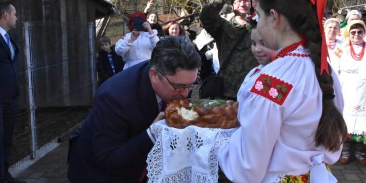 Casa Polonă din Poiana Micului, gazdă pentru un festival de încondeiat ouă. Paștele catolicilor în acest an va fi pe 31 martie (Foto)