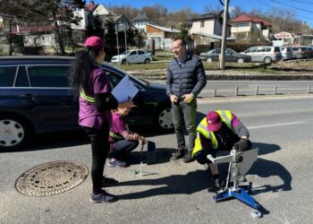 Benzi rezonatoare și un parapet, pe bulevardul principal, în zona Grupului Școlar. O firmă din Neamț a luat probe pentru a verifica aderența asfaltului (Foto)