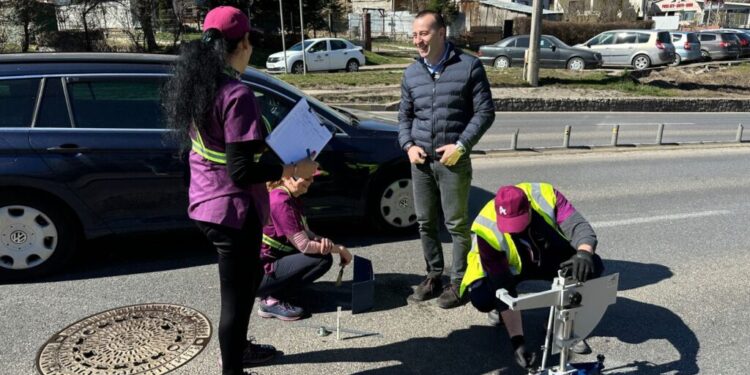 Benzi rezonatoare și un parapet, pe bulevardul principal, în zona Grupului Școlar. O firmă din Neamț a luat probe pentru a verifica aderența asfaltului (Foto)