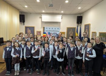 Kathleen Kavalec, ambasadoarea SUA în România, dialog de 40 de minute cu o grupă de copii de la Școala 1 Suceava, la Biblioteca Bucovinei