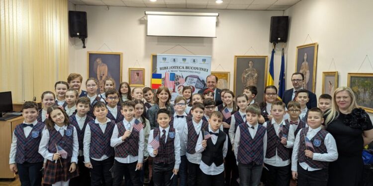 Kathleen Kavalec, ambasadoarea SUA în România, dialog de 40 de minute cu o grupă de copii de la Școala 1 Suceava, la Biblioteca Bucovinei