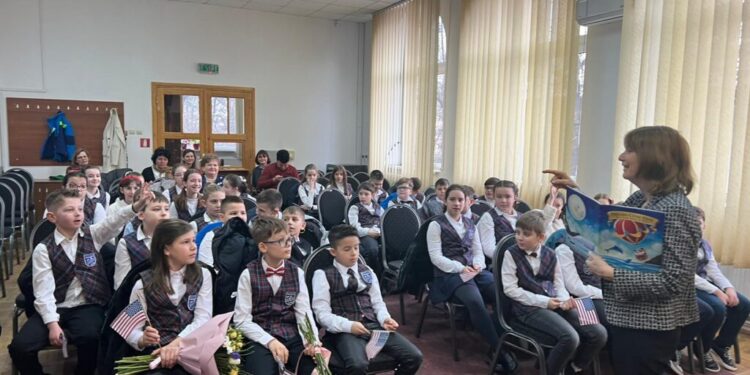 Ambasadoarea SUA la București, impresionată de dezinvoltura afișată de elevi de clasele a III-a și a IV-a de la Școala 1 Suceava și de activitatea Bibliotecii Bucovinei