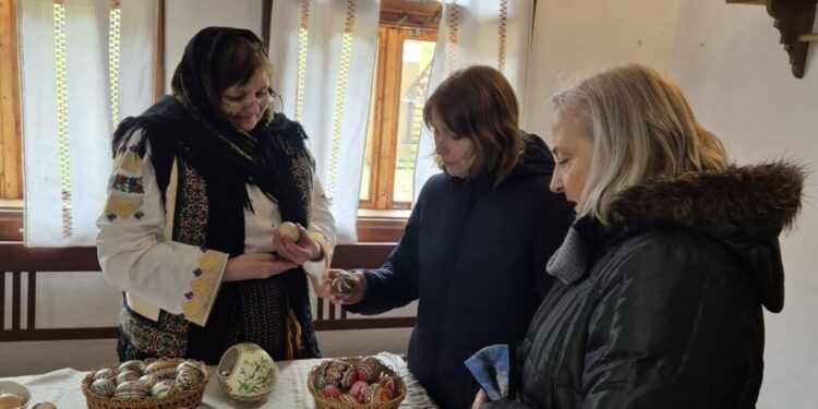 Katleen Kavalec, ambasadoarea SUA la București, impresionată și de Muzeul de Istorie, și de Muzeul Satului Bucovinean, și de Cetatea de Scaun