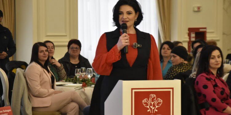 670 de doamne și domnișoare, la Consiliul Politic al Organizației de Femei a PSD Suceava, organizație condusă de Larisa Blanari. La eveniment a participat și Natalia Intotero, ministrul Familiei, Tineretului și Egalității de Șanse. La alegerile din 9 iunie, doamna Blanari va candida pentru Parlamentul European (Foto)