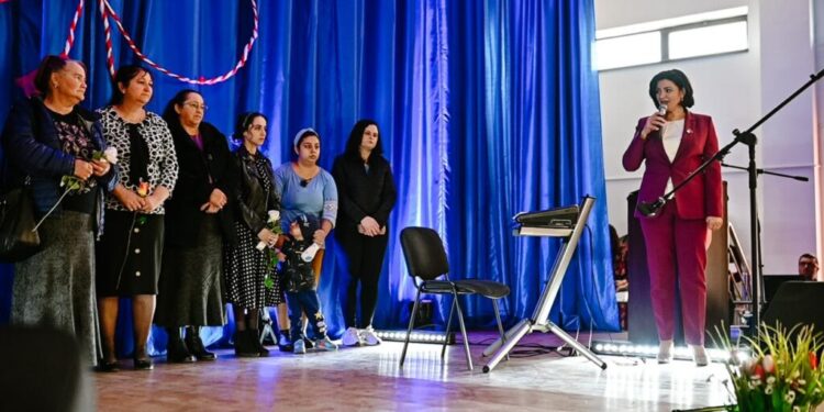 Fundația ”Ana – Inimă de copil”, condusă de Larisa Blanari, acțiune umanitară la Mitocu Dragomirnei. La evenimentul organizat la căminul cultural, 23 de mame care au copii cu probleme de sănătate au primit un mic ajutor financiar, tort și flori (Foto)