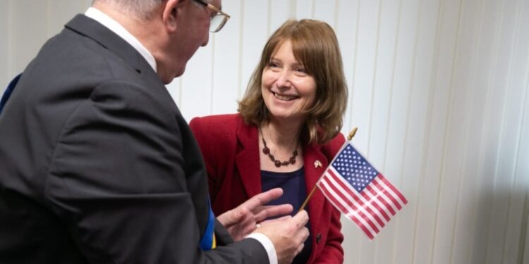Kathleen Ann Kavalec, al patrulea ambasador al SUA la București care a vizitat Primăria Suceava