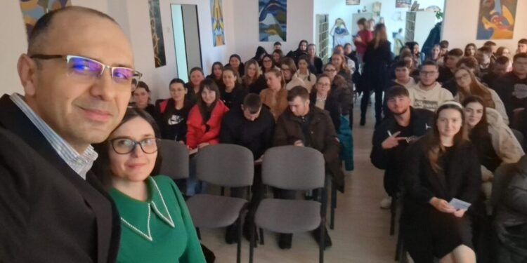 Cadrele didactice de la Facultatea de Inginerie Alimentară Suceava, la școli din Suceava, Botoșani și Neamț, pentru a prezenta oferta educațională a facultății