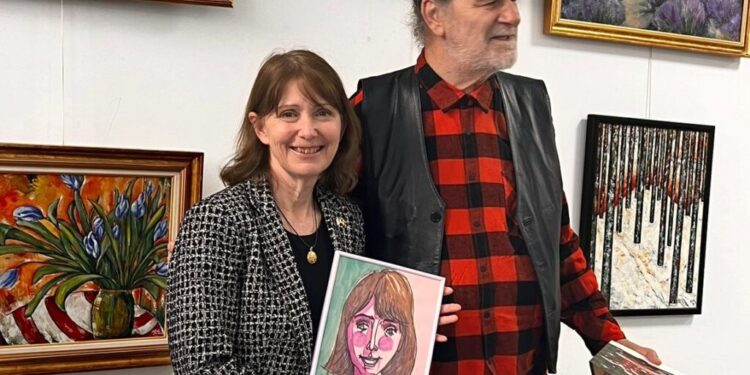 Ambasadoarea SUA la București, Katleen Kavalec, a vizitat Asociația Institutul Bucovina și a primit în dar un portret pe care i l-a făcut Mihai Pînzaru PIM (Foto)