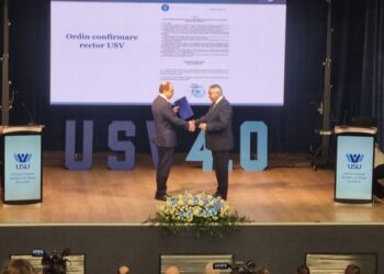 Valentin Popa, la predarea funcției de rector al USV către ”prietenul” Mihai Dimian: ”Doamnelor și domnilor, a fost o onoare să fiu rectorul USV! Vă mulțumesc!” (Foto)