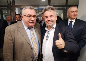 Ambasadoarea SUA la București, Kathleen Kavalec, pe ploaie, în centrul Sucevei, protejată de umbrela ținută de Gheorghe Flutur, la vizitarea expoziției ”Noi, Poporul”. La Muzeul de Istorie, ambasadoarea SUA a fost așteptată de mai multe oficialități locale. Ambasadoarea: Este o onoare și o plăcere să mă aflu la Suceava (Foto)