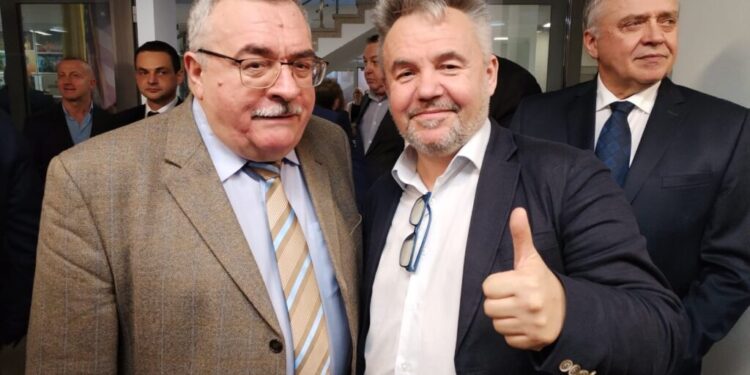 Ambasadoarea SUA la București, Kathleen Kavalec, pe ploaie, în centrul Sucevei, protejată de umbrela ținută de Gheorghe Flutur, la vizitarea expoziției ”Noi, Poporul”. La Muzeul de Istorie, ambasadoarea SUA a fost așteptată de mai multe oficialități locale. Ambasadoarea: Este o onoare și o plăcere să mă aflu la Suceava (Foto)