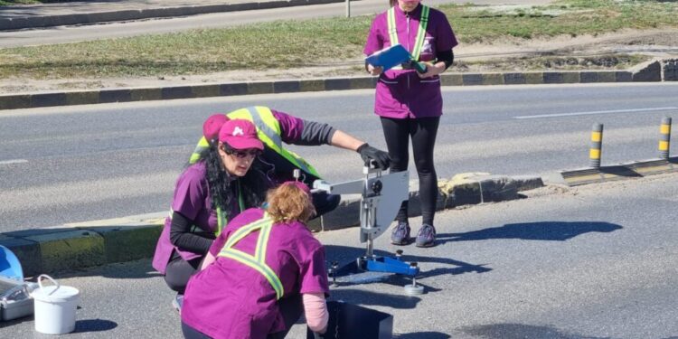 Benzi rezonatoare și un parapet, pe bulevardul principal, în zona Grupului Școlar. O firmă din Neamț a luat probe pentru a verifica aderența asfaltului (Foto)