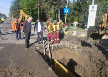 Se lucrează în continuare la remedierea avariei de la conductele de apă din intersecția de la Primărie. Primarul Ion Lungu: Sperăm ca astăzi să finalizăm intervenția pentru a aduce terenul la starea inițială, astfel încît să nu fie  afectată circulația rutieră în zonă