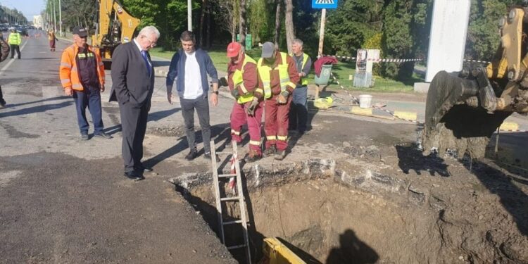 Se lucrează în continuare la remedierea avariei de la conductele de apă din intersecția de la Primărie. Primarul Ion Lungu: Sperăm ca astăzi să finalizăm intervenția pentru a aduce terenul la starea inițială, astfel încît să nu fie  afectată circulația rutieră în zonă