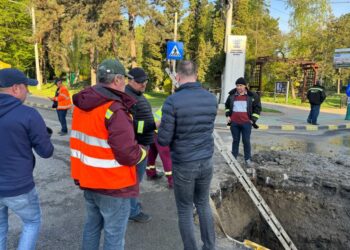 Avarie gravă la rețelele de apă rece în intersecția de la Primăria Sucevei. Echipele ACET au lucrat toată noaptea și încă lucrează. Se circulă pe un singur fir. Recomandarea este să se folosească strada Mărășești și Bulevardul George Enescu (Foto)