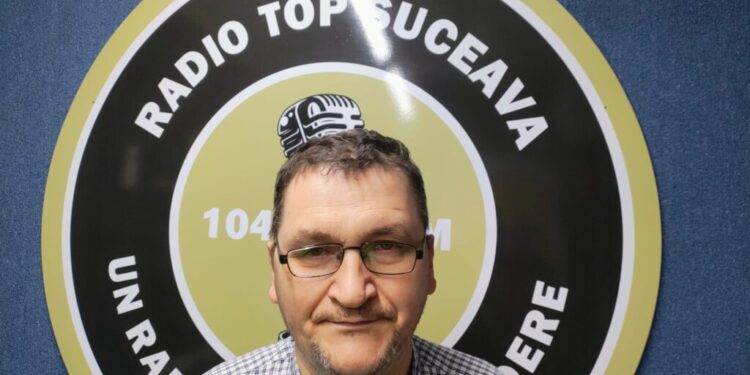 Adrian Șoiman, profesor de muzică la Școala ”Ion Creangă” din Suceava, are patru noi compoziții, două pe versurile tenorului Teodor Ilincăi. Profesorul ar vrea să scoată un album și să colaboreze cu Artis Band