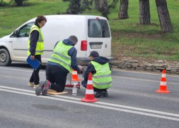 Noi probe de asfalt, luate de pe calea Unirii, din zona Colegiului ”Petru Mușat”, acolo unde cîteva mașini au derapat și au ieșit în decor