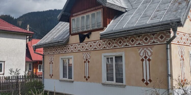 8 case vechi de 100 de ani din comuna-muzeu Ciocănești, într-un proiect de restaurare. Casele locuite vor putea fi vizitate de turiști. Cea mai veche locuință datează din 1899 (Foto)