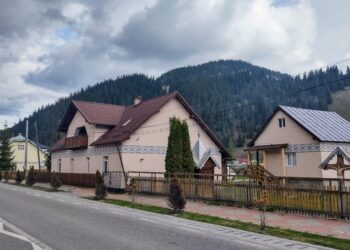 8 case vechi de 100 de ani din comuna-muzeu Ciocănești, într-un proiect de restaurare. Casele locuite vor putea fi vizitate de turiști. Cea mai veche locuință datează din 1899 (Foto)