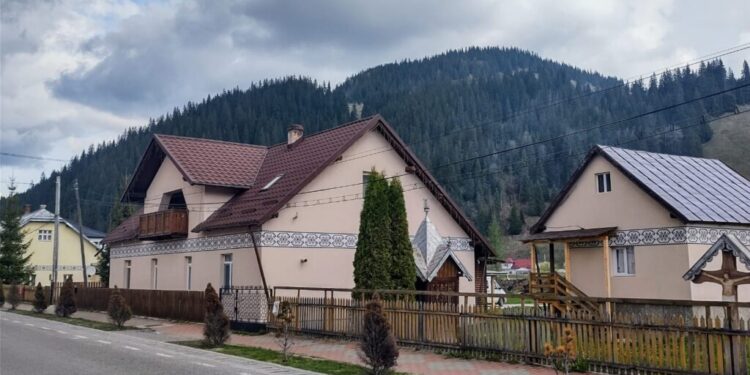 8 case vechi de 100 de ani din comuna-muzeu Ciocănești, într-un proiect de restaurare. Casele locuite vor putea fi vizitate de turiști. Cea mai veche locuință datează din 1899 (Foto)