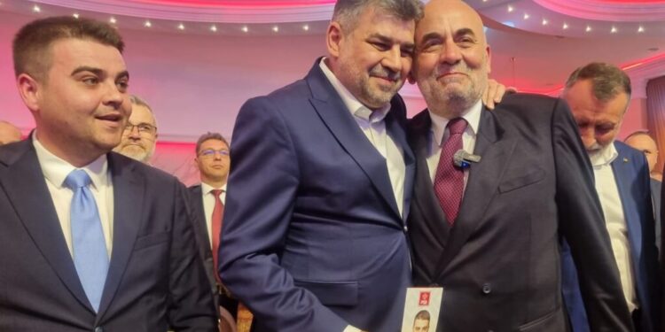 Economistul Vasile Rîmbu și-a lansat candidatura la funcția de primar al Sucevei de față cu premierul PSD, Marcel Ciolacu: Toată lumea știe ce trebuie de făcut, dar mai trebuie să știe și cum