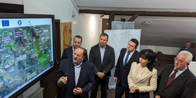 A fost semnat contractul pentru realizarea studiilor și proiectelor pentru drumul de mare viteză Suceava – Botoșani. Valoarea proiectului este de 126 de milioane de euro