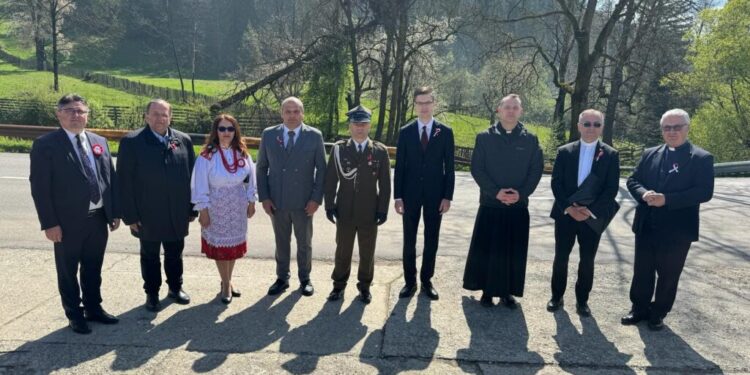 Triplă sărbătoare a comunității poloneze, la Poiana Micului, la care au participat autorități locale, dar și consulul Poloniei la București. Gheorghe Flutur a mulțumit ”minorității poloneze, pentru aportul adus dezvoltării Bucovinei, județului Suceava și României”