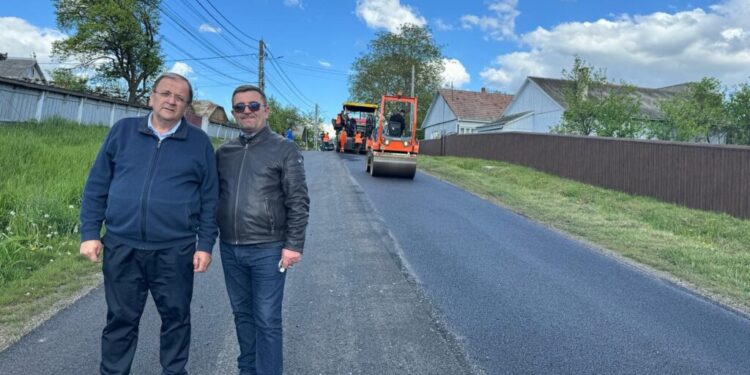 La Horodniceni s-a turnat covor asfaltic și se lucrează la drumuri și la Dărmănești, Stroiești și Bosanci