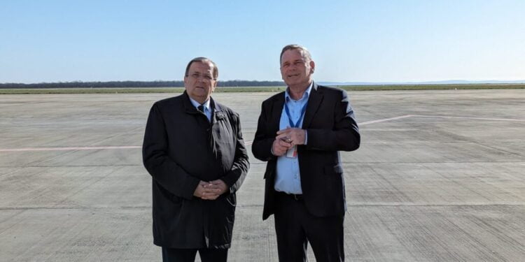 Aeroportul sucevean, aeroport internațional începînd din 10 aprilie 2024. Pînă acum, aeroportul era unul deschis traficului internațional. Totodată, s-au aprobat lucrările de modernizare a Sistemului ILS de aducere la sol a aeronavelor pe timp de ceață, noul sistem fiind similar celui de pe Aeroportul Otopeni