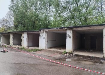 A început demolarea celor 59 de garaje din spatele Primăriei Suceava. Proprietarii au primit despăgubiri de 1,2 milioane de lei. Pe terenul respectiv va fi ridicată o parcare cu cinci niveluri (Foto)