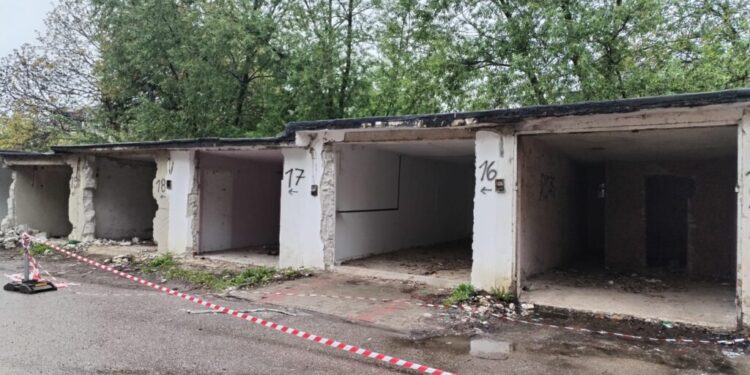 A început demolarea celor 59 de garaje din spatele Primăriei Suceava. Proprietarii au primit despăgubiri de 1,2 milioane de lei. Pe terenul respectiv va fi ridicată o parcare cu cinci niveluri (Foto)