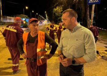 24 de ore non-stop au muncit angajați ai ACET, inclusiv de la filiala Fălticeni, pentru a remedia avaria apărută la rețeaua de canalizare în zona Primăriei Suceava. După ce pămîntul se va așeza se va turna asfalt