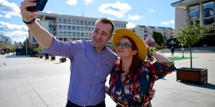 Hairstylista Dizzy, în echipa candidatului PNL la Primăria Sucevei, Lucian Harșovschi. Din 2015, aceasta organizează evenimentul caritabil ”Noi tundem, Tu donezi”