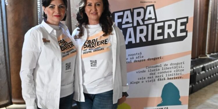 Natalia Intotero și Larisa Blanari, la Casa Culturii din Suceava, la un eveniment desfășurat în cadrul Campaniei ”Fără bariere – TOT Adevărul despre droguri”